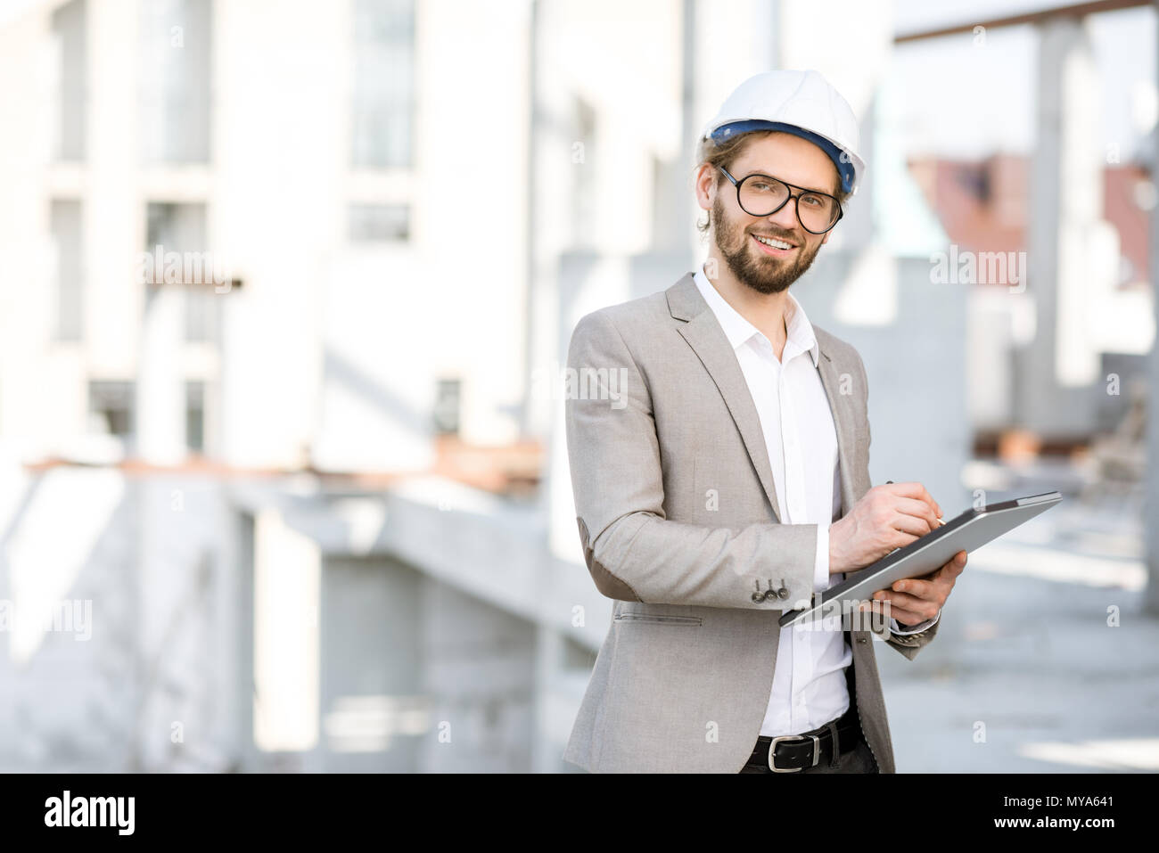 Ingeniero con la tableta en la estructura Foto de stock