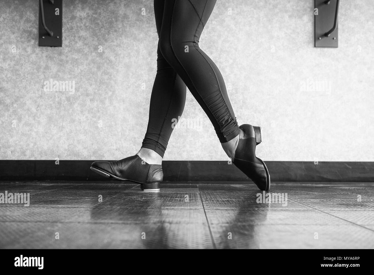Versión en blanco y negro de Toe Heel stand en tap zapatos durante la clase de baile Foto de stock