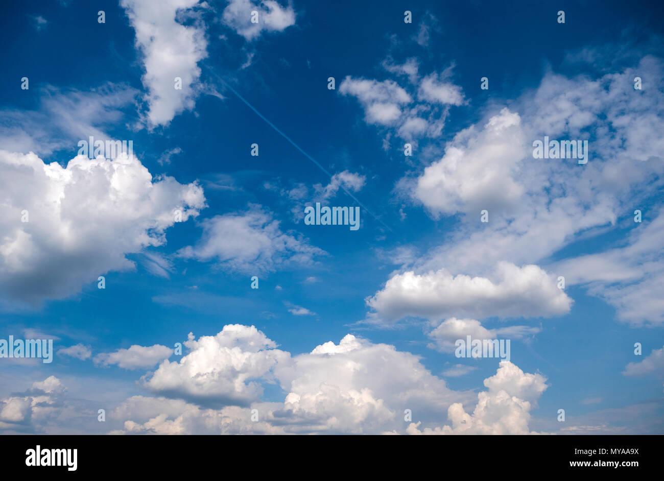 Cielo azul con nubes blancas Foto de stock