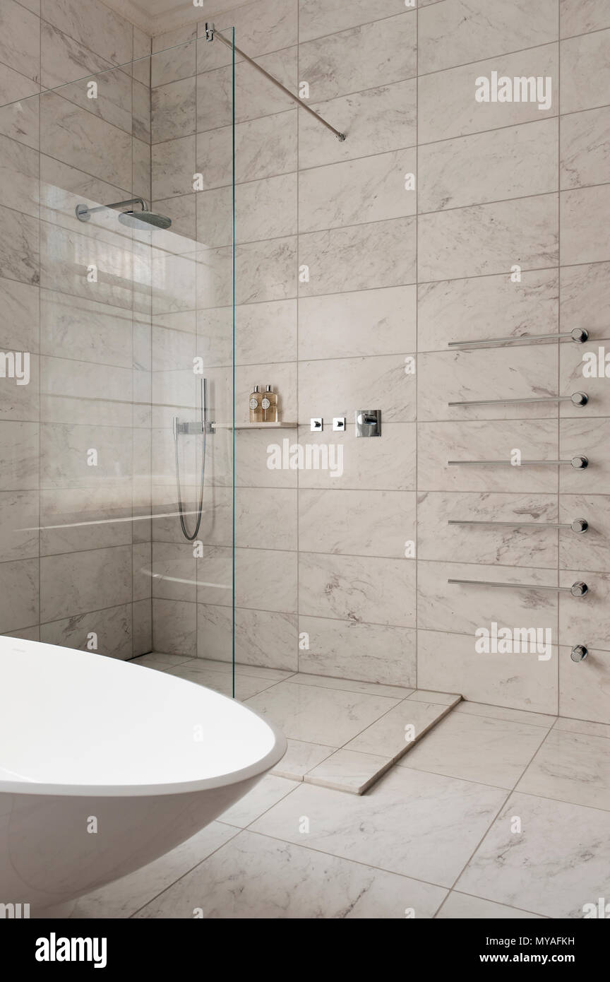 Imagen de una ducha de lluvia montada en la pared en un baño moderno.
