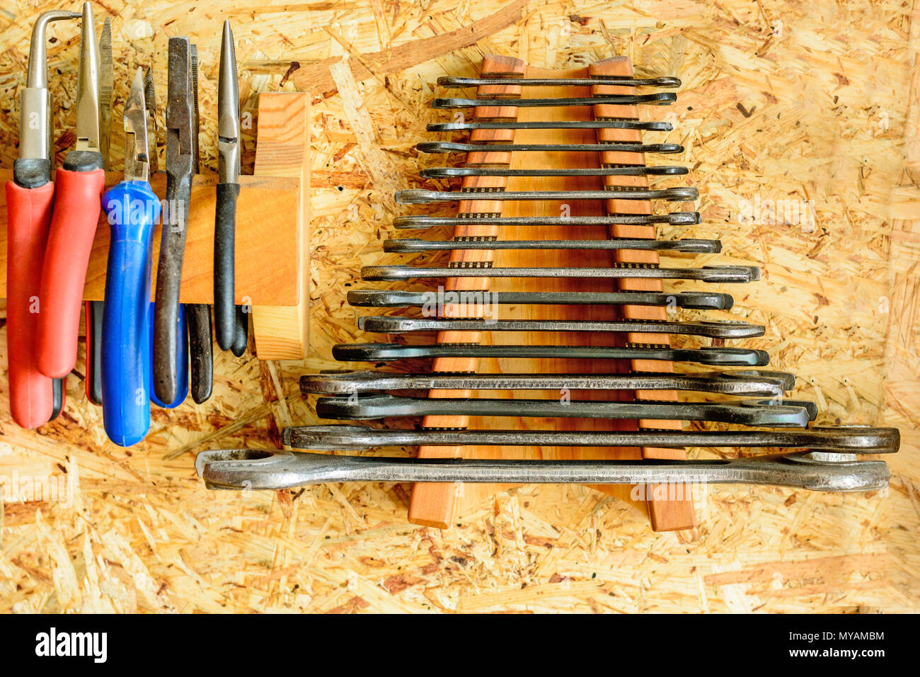 Tallar herramientas colgando en el soporte de pared. Los cinceles,  alineados en el titular. Vista de la pared con herramientas Fotografía de  stock - Alamy