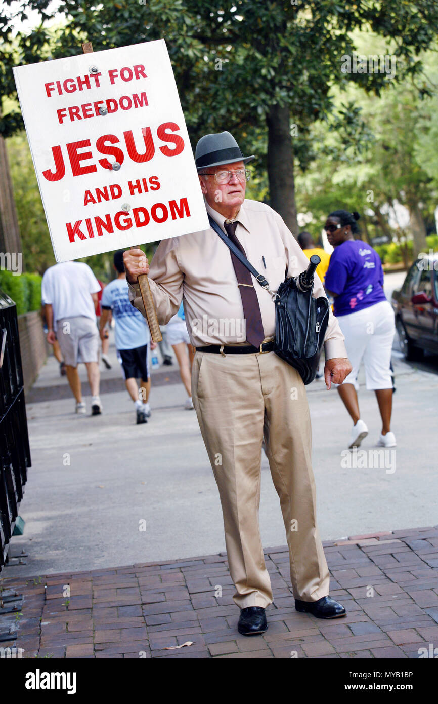 Viejo hombre religioso difundiendo la palabra en Savannah, Georgia, EE.UU. Foto de stock