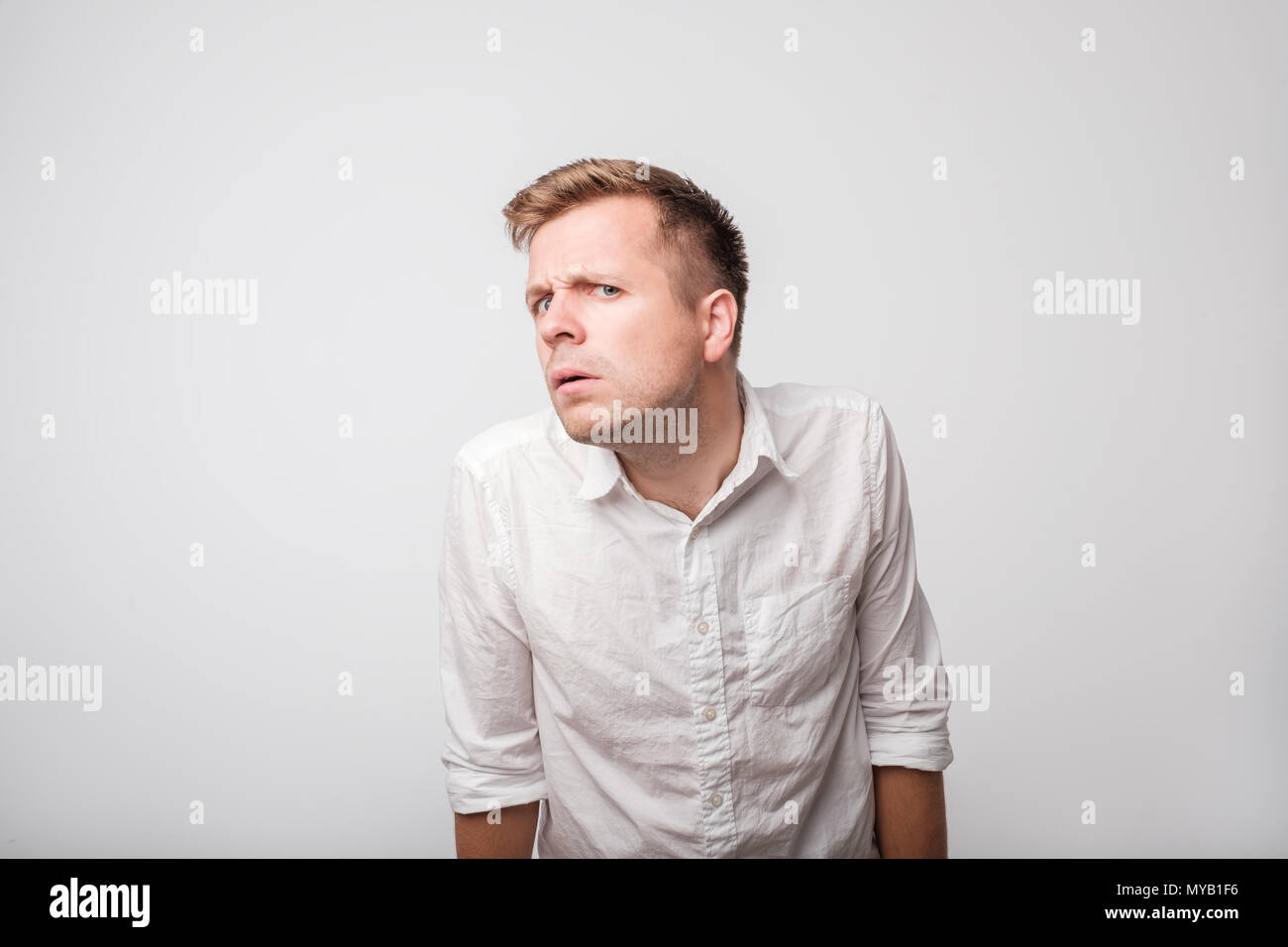 Hombre caucásico tener problema de audición escuchar algo Foto de stock