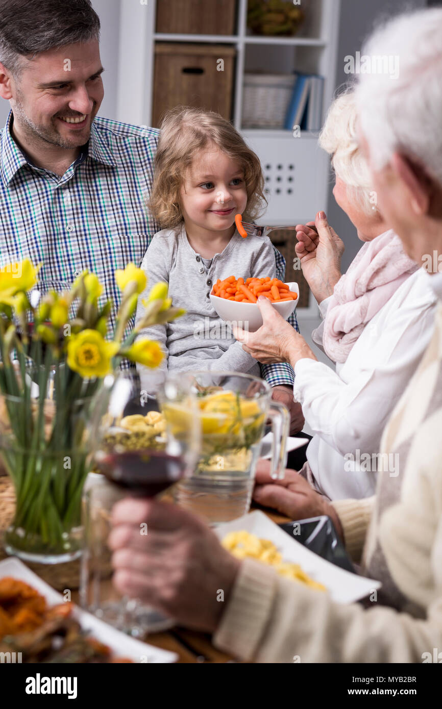 Familia Feliz comiendo juntos, abuela materna su nieta Foto de stock