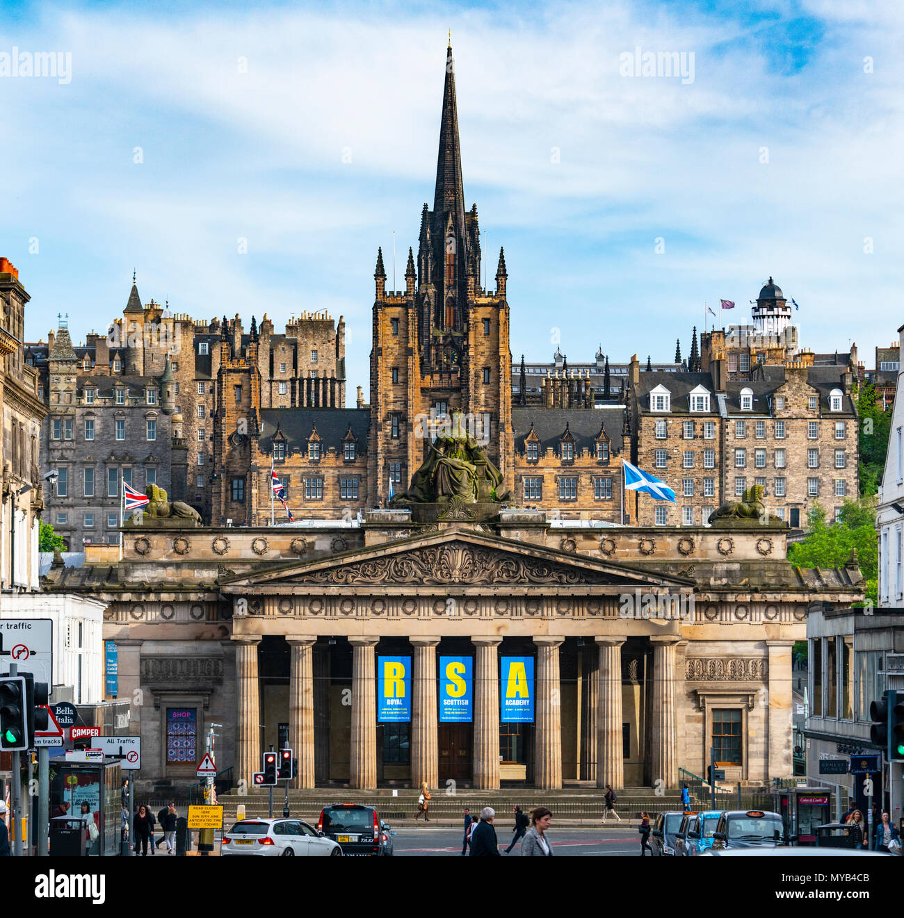 Vista de las bulliciosas calles con Academia Real Escocesa y la Ciudad Vieja a la trasera en Edimburgo, Escocia, Reino Unido Foto de stock