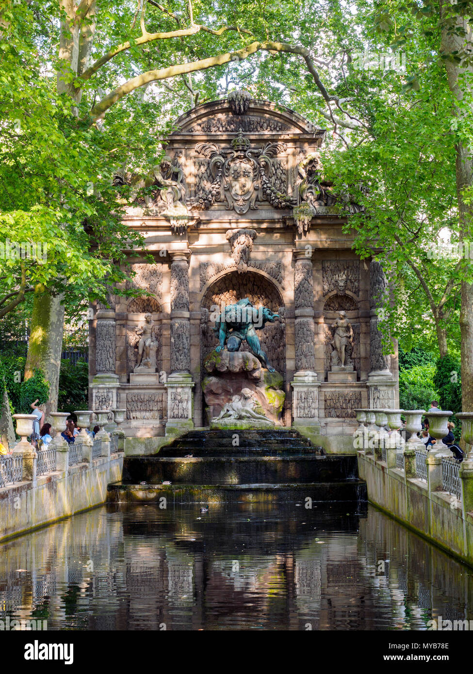 Fontaine de Marie de Medicis (Medici fountain) en los Jardines de Luxemburgo - París, Francia Foto de stock
