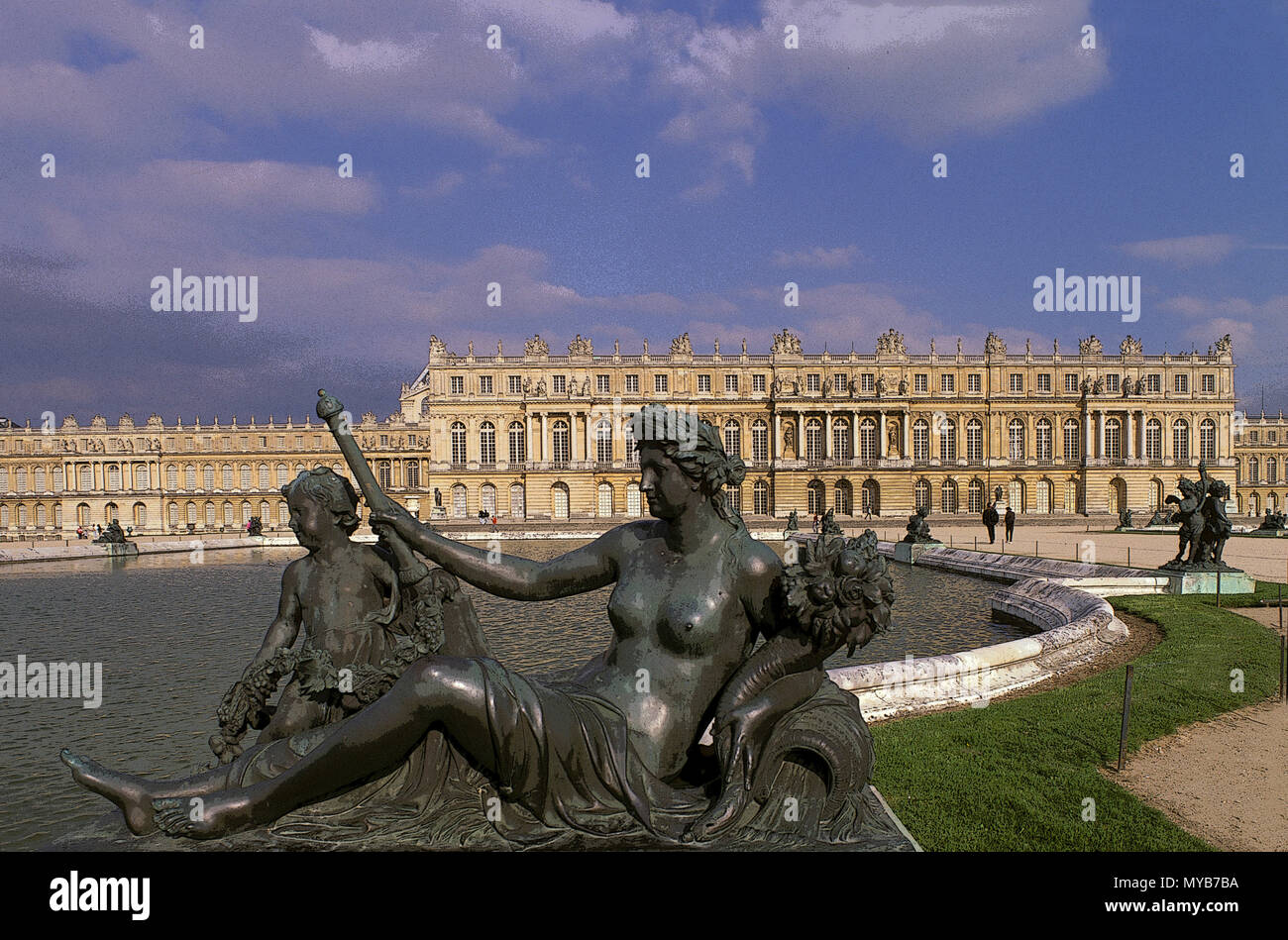 Jardines del Palacio de Versalles:,agua Parterre, personificación del río Marne por Le Hongre (1685-1687), con elevación oeste más allá, Versalles, Francia. Foto de stock