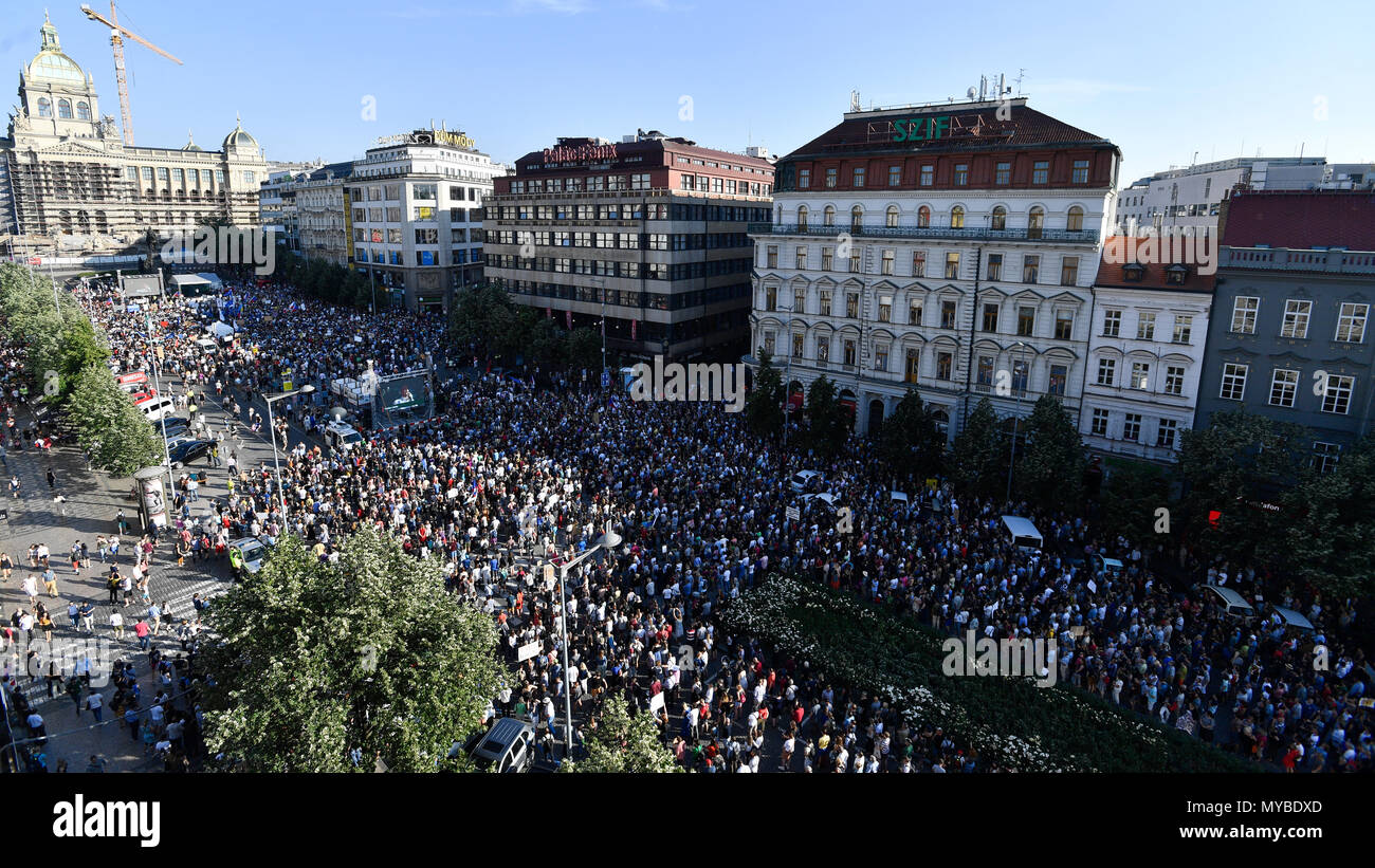 Manifestación contra el gobierno de Andrej Babis dependiendo del apoyo comunista, Praga Foto de stock