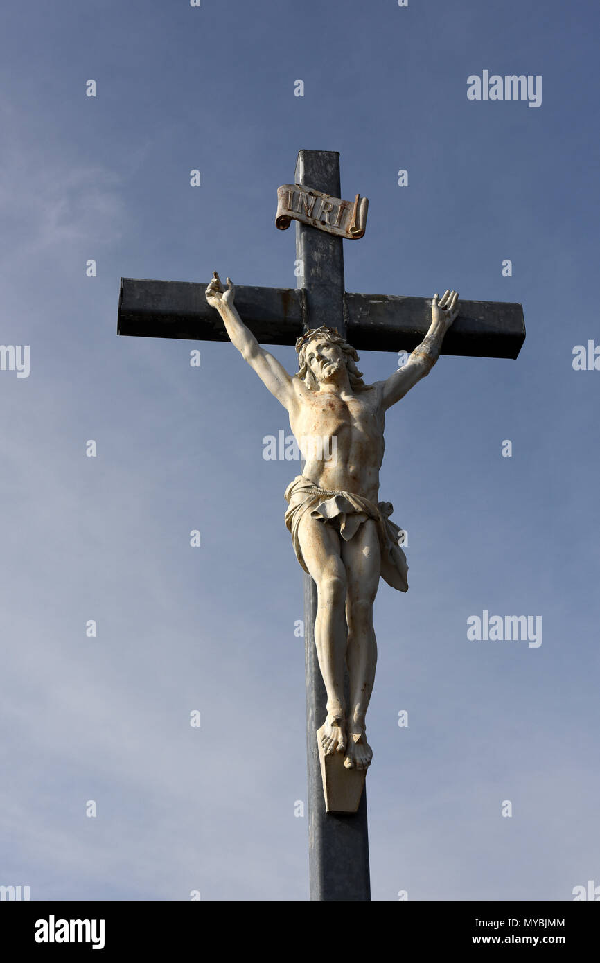 Crucifijo en la Chapelle du Calvaire Saint-Flour en la región de Auvernia Francia Foto de stock