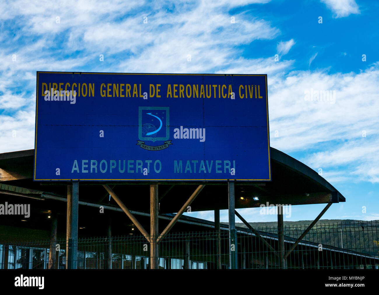Señal de entrada, el Aeropuerto Internacional Mataveri, Hanga Roa, Isla de Pascua, Chile Foto de stock