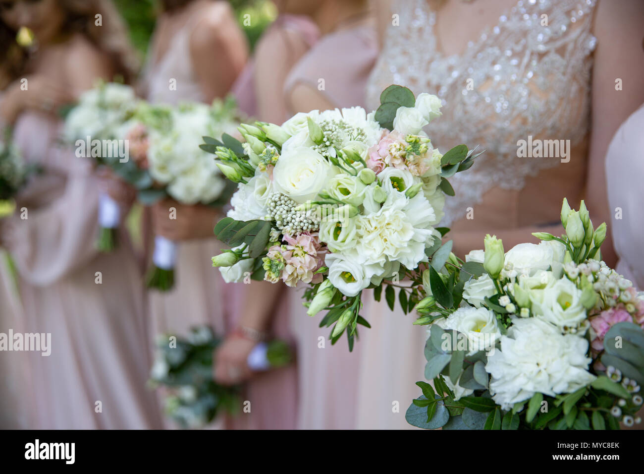 Novia y damas de honor vestidos en rosa llegar manos con tierno ramos de novia tradiciones de boda Fotografía de stock - Alamy
