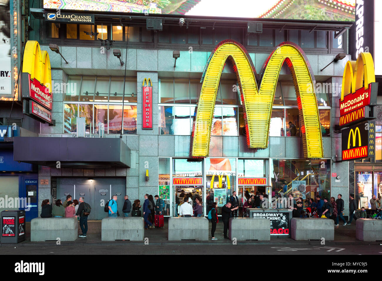 McDonalds, Times Square, Broadway, New York, Estados Unidos Fotografía de  stock - Alamy