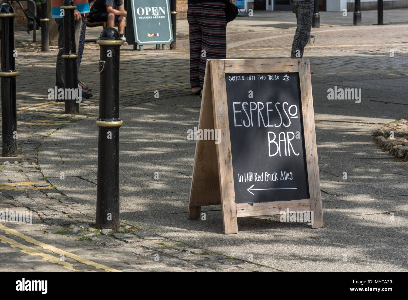 Tabla de publicidad de a-Frame para Cafe / Bar en Truro City, Cornwall. Una placa de marco. Foto de stock