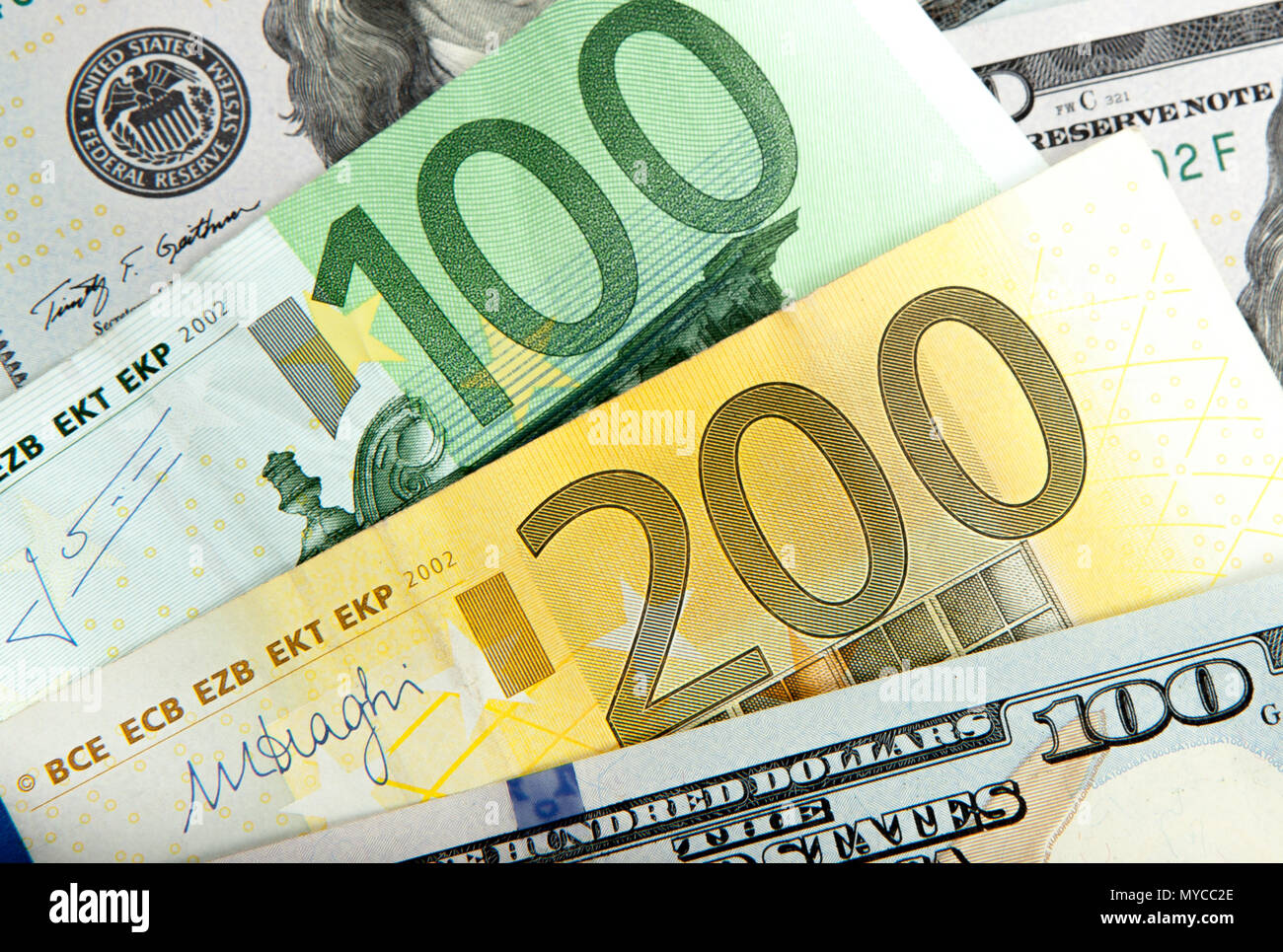 Cerrar Notas Dollar Euro Real. dollar y euro notas diferencias. El símbolo euro  dólar Fotografía de stock - Alamy