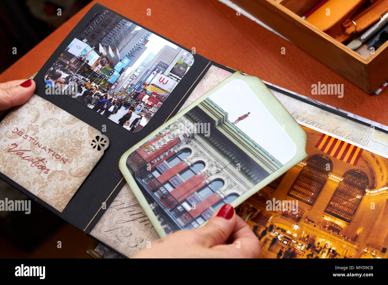 Nueva York Scapbook álbum con un papel con textura Foto de stock