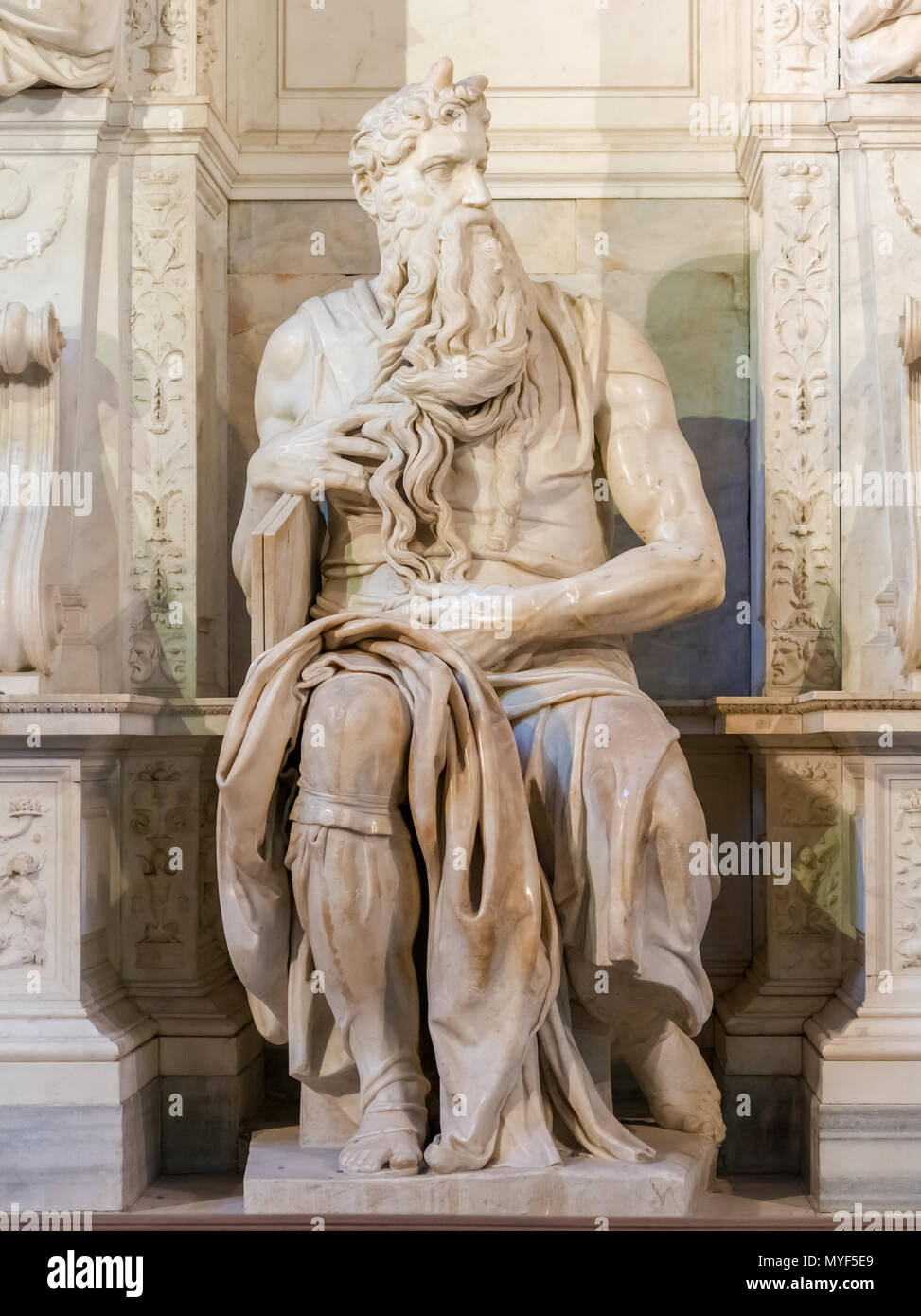 Estatua de Moisés de Miguel Ángel en la iglesia de San Pietro in Vincoli en  Roma, Italia Fotografía de stock - Alamy