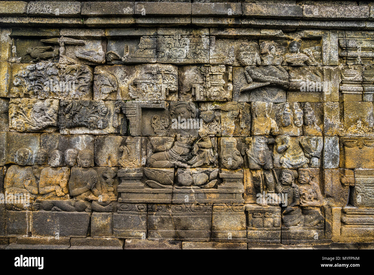 Bajorrelieve panel sobre una balaustrada de templo Budista Borobudur, del siglo IX, los aproximadamente 2672 paneles forman uno de los más completos n budista Foto de stock