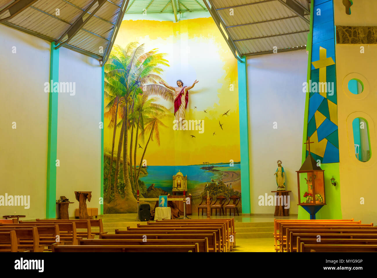 Interior de la iglesia parroquial de Cristo Salvador en la isla Isabela en Puerto Villamil, Galápagos, Ecuador Fotografía de stock - Alamy Interior de la iglesia parroquial de Cristo Salvador en la isla Isabela en Puerto Villamil, Galápagos, Ecuador Fotografía de stock - Alamy
