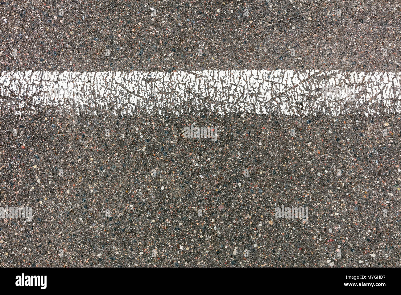 Carretera de asfalto gris con textura agrietada línea divisoria blanca Foto de stock