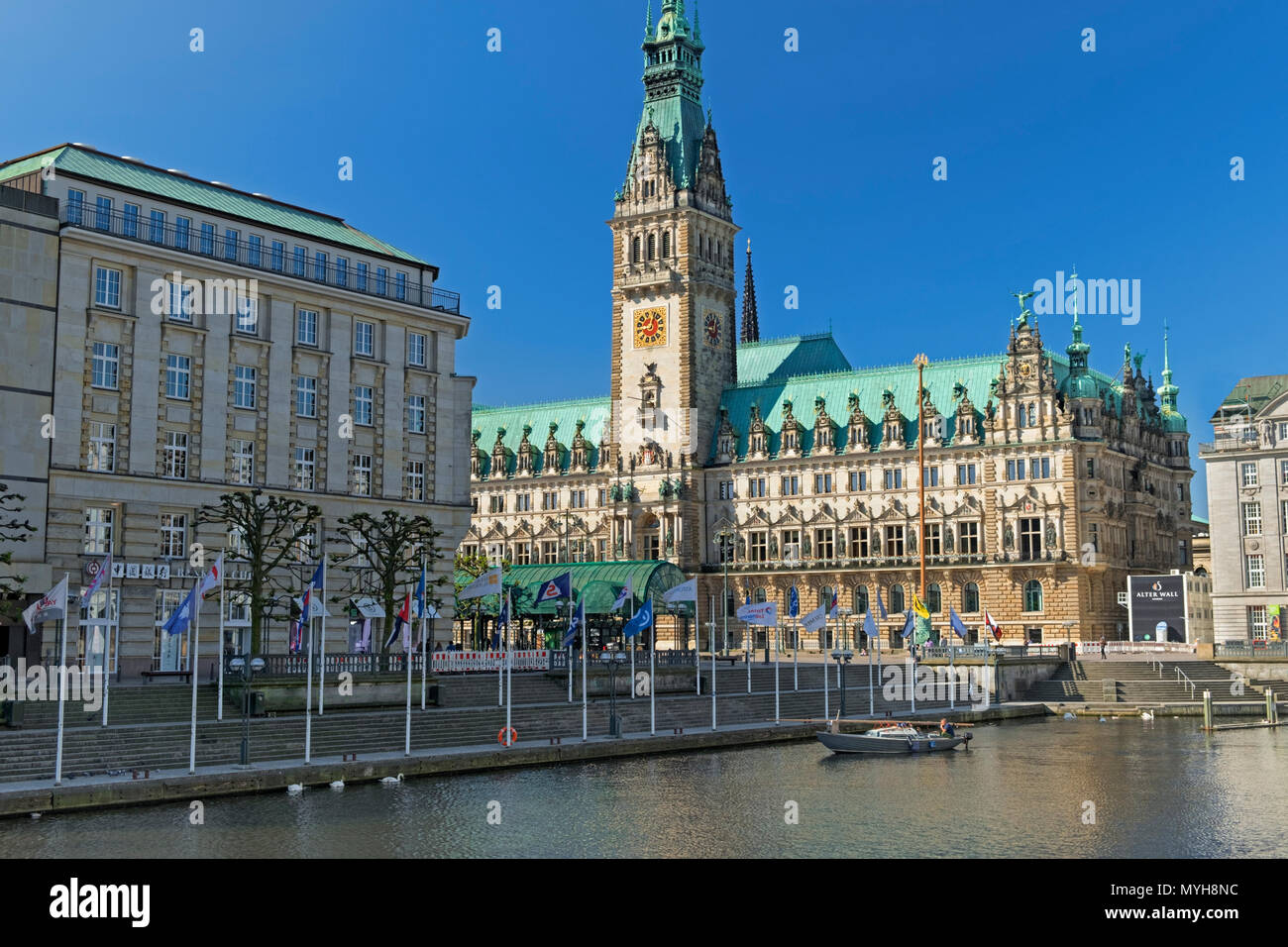 Rathaus Ayuntamiento y Kleine Alster Hamburgo Alemania Foto de stock