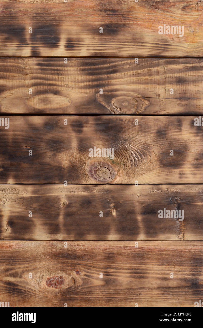 La textura de la pared de madera quemada. Muro de tablas largas de
