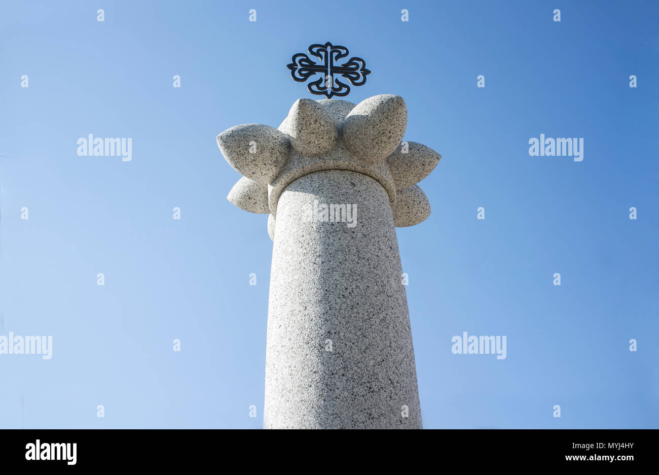 Monolito de granito o picota con la Orden de Calatrava Cruz en la parte superior. Saceruela, España Foto de stock