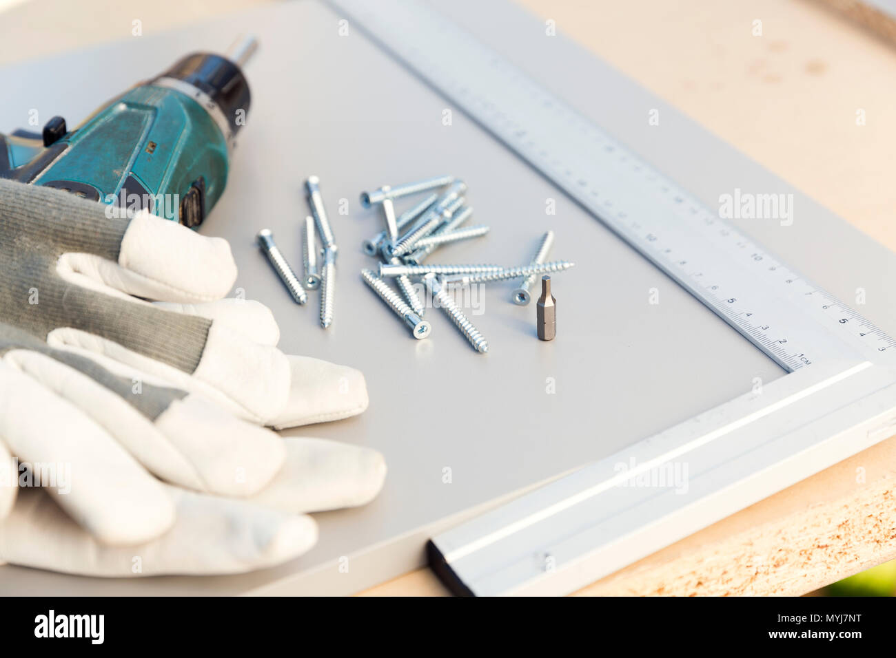 Herramientas de bricolaje en una mesa de trabajo con marco de madera en la  parte superior central de la vista, hobby y concepto de artesanía  Fotografía de stock - Alamy