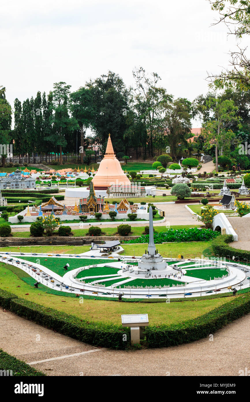 En Pattaya, Tailandia - Diciembre 27, 2014: Vista de Mini Siam Park. Mini Siam es una famosa atracción del parque en miniatura. Se había construido en 1986 Foto de stock