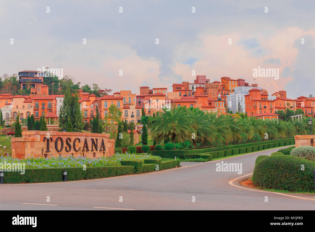 NAKORN RATCHASRIMA - 18 de febrero de 2015 : el modelo de Niza resorts es más popular para los turistas. El clásico estilo italiano están hechas de barro y Orange c Foto de stock