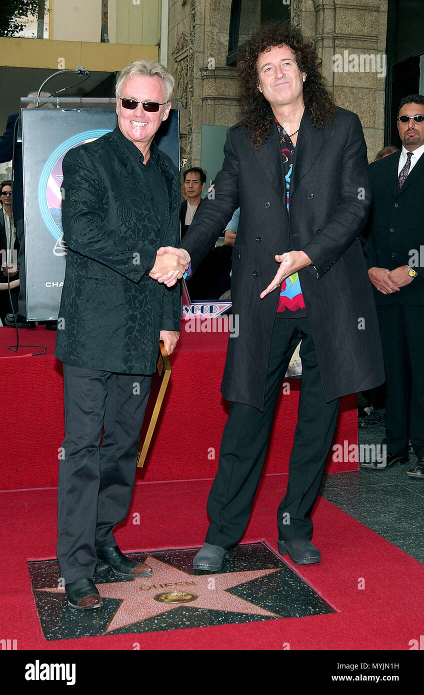 El grupo de rock Queen representado por Brian May y Roger Taylor recibió  una estrella en el Paseo de la Fama de Hollywood en Los Ángeles. El 18 de  octubre de 2002. -