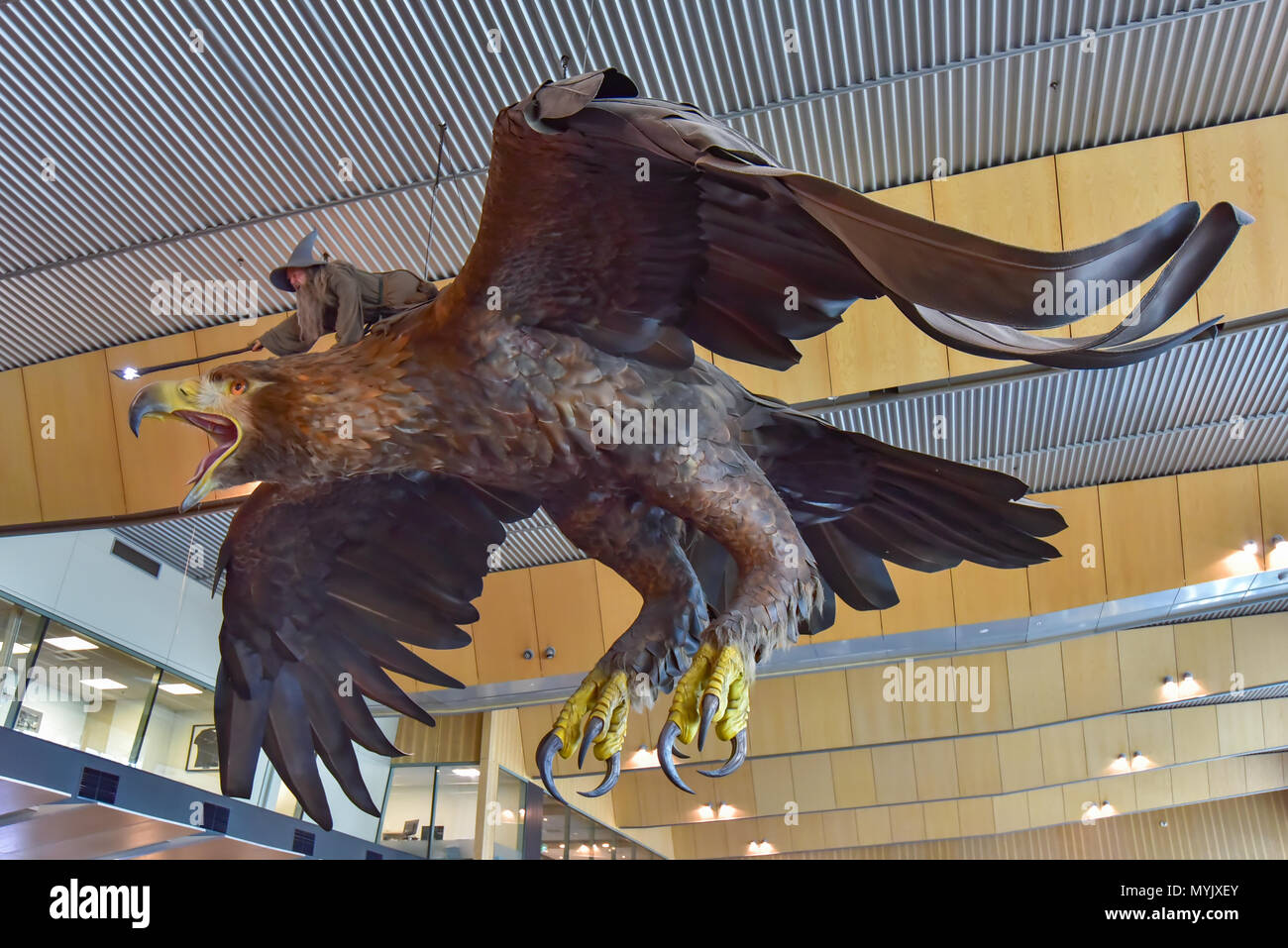 Escultura de Gandalf y águila gigante en el aeropuerto de Wellington, el ajuste en la película El Señor de los Anillos, Nueva Zelanda Foto de stock