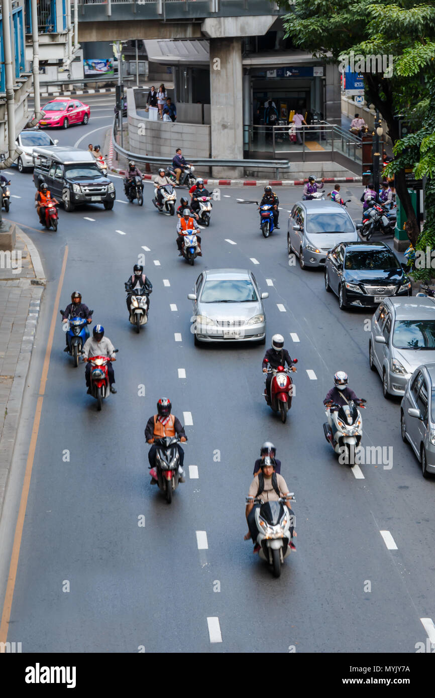 BANGKOK, TAILANDIA - 14 de noviembre: Los vehículos se desplazan a lo largo de Thanon Silom cerca del Lumpini Park, 14 de noviembre de 2014, Bangkok, Tailandia. Silom es famoso acerca de noche Foto de stock