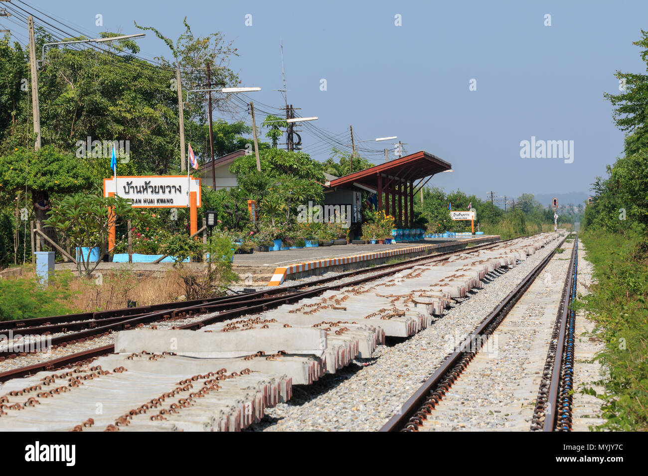 CHONBURI, Tailandia - 20 de noviembre : BAN Huai Kwang estación de tren en Chonburi, Tailandia .Chonburi está lejos de Bangkok, a unos 150 kilómetros .tomada en N Foto de stock