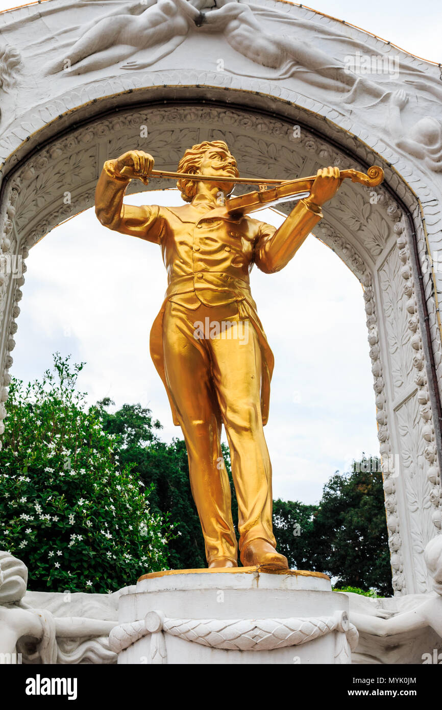 En Pattaya, Tailandia - Diciembre 27, 2014: Johann Strauss estatua en Mini Siam Park. Mini Siam es una famosa atracción del parque en miniatura. Ha sido construir Foto de stock