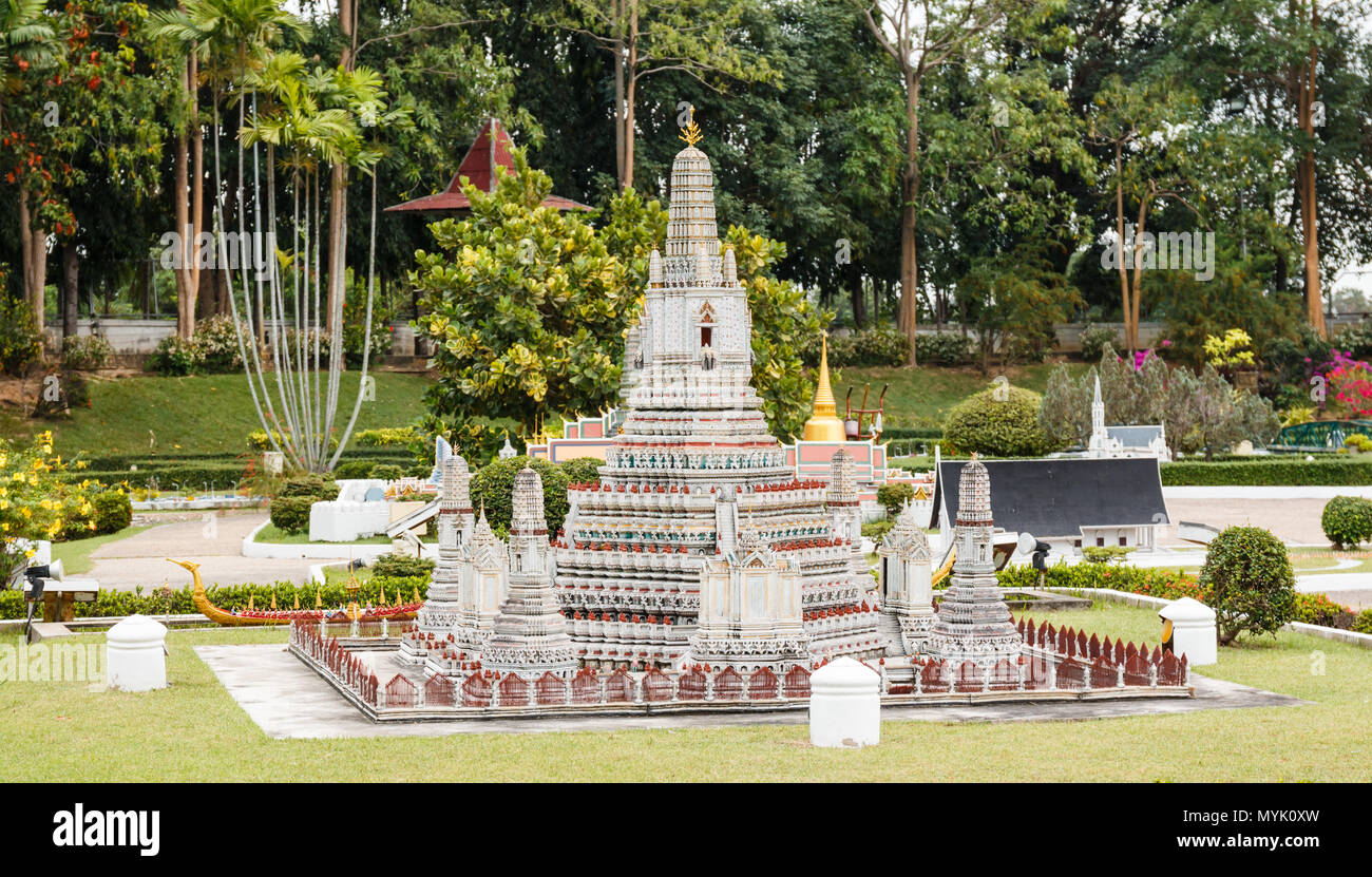 En Pattaya, Tailandia - Diciembre 27, 2014: Wat Arunratchawararam Ratchaworamahawihan es uno de los templos más atractivos de Tailandia en el Mini Siam. Mini Foto de stock