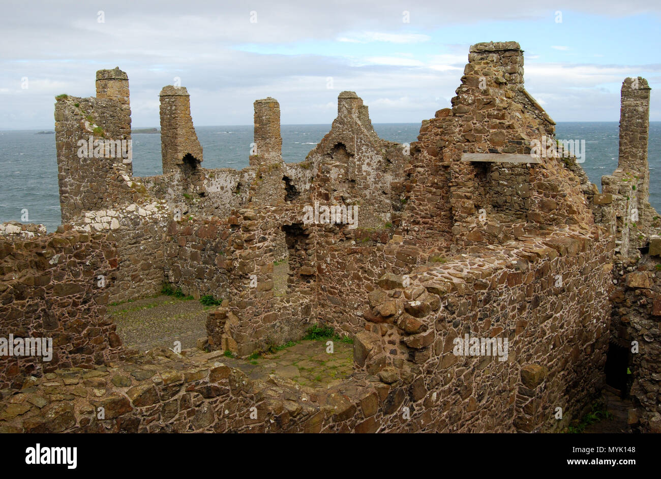 Castillo de Dunluce Castillo Irlandés medieval en la costa de Antrim, Irlanda del Norte Foto de stock
