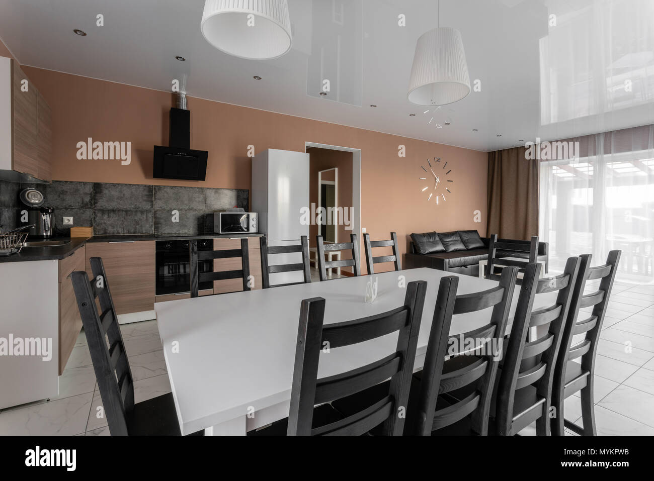Mesa de comedor para 10 personas. Minimalismo moderno estilo salón  interior. Simple y barata salón con cocina en la mañana de verano  Fotografía de stock - Alamy