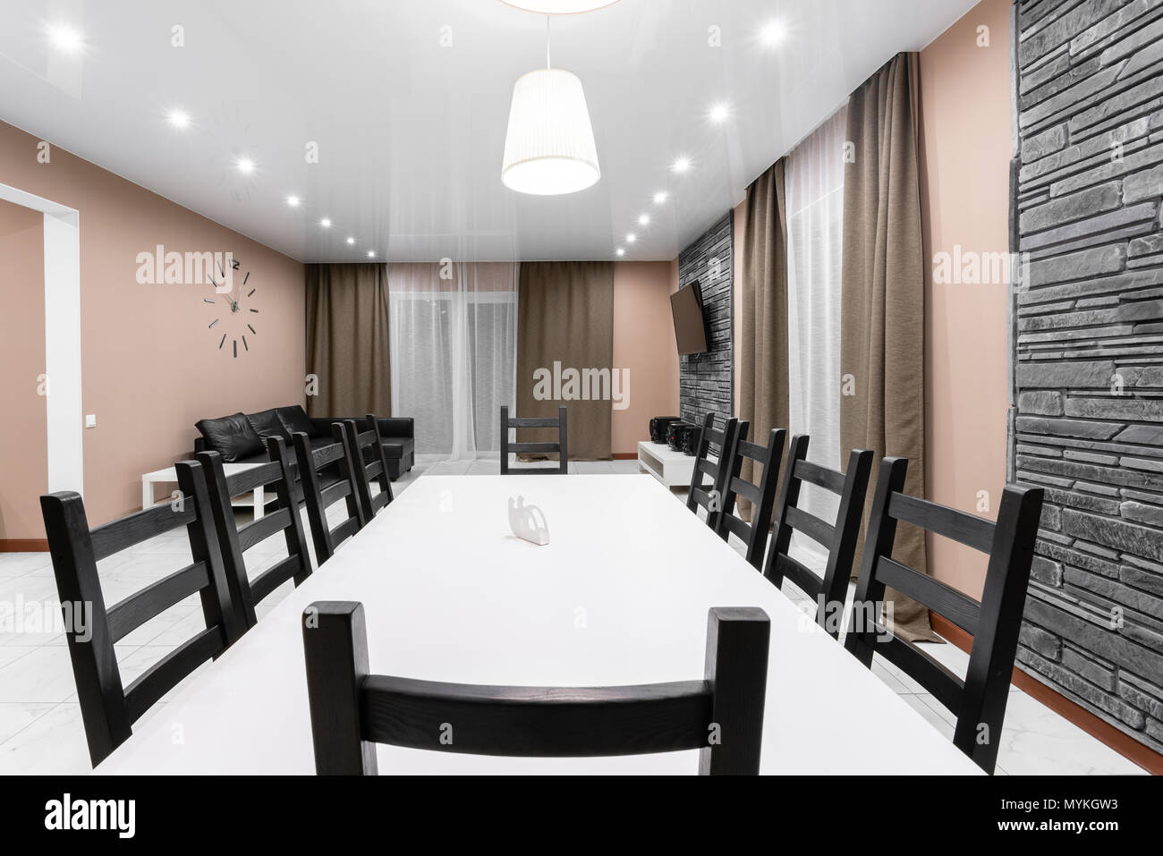 Mesa de comedor para 10 personas. Minimalismo moderno estilo salón  interior. Simple y barata salón con cocina noche de luz interior Fotografía  de stock - Alamy