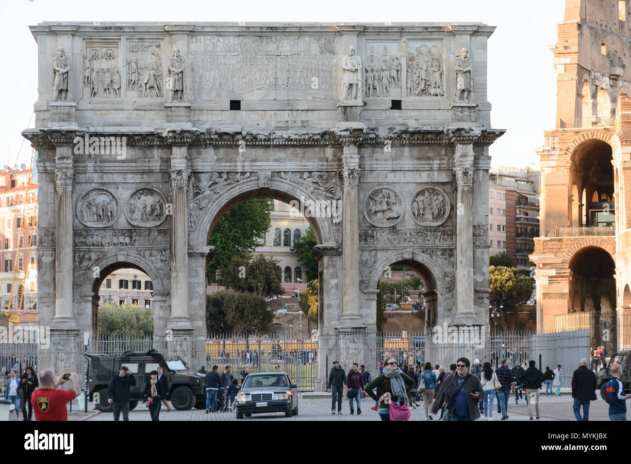 Roma, Italia - 23 de abril de 2017: Gente caminando cerca del Arco de Constantino, Italiano Arco di Costantino un arco triunfal Foto de stock