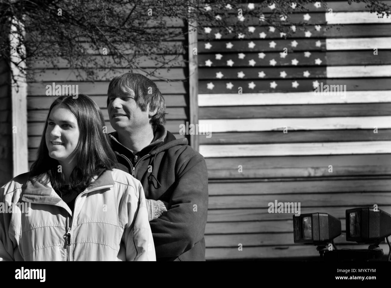 El padre y la hija en frente de la bandera americana Foto de stock