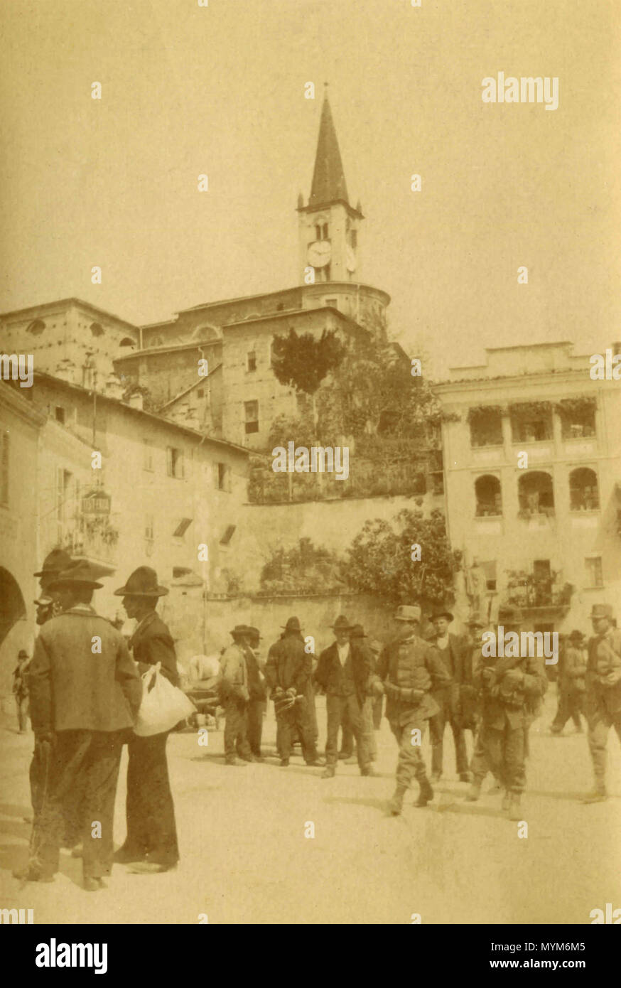 Los agricultores y soldados en la pequeña ciudad italiana, 1900s Foto de stock