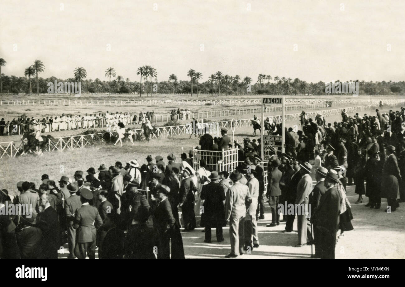 La gente en las carreras de caballos de Abu Sittah, Trípoli, Libia, 1930 Foto de stock