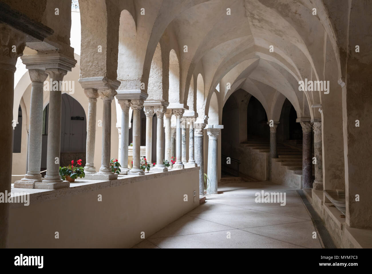 El claustro románico del siglo XIII de la abadía benedictina de SS Trinita que es el hogar de los monjes benedictinos del Ordo Cavensis, Corpo di Cava Foto de stock