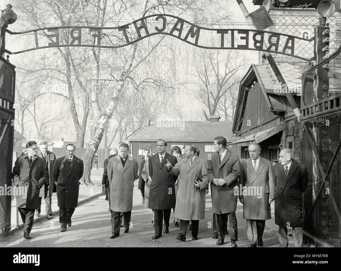 Los políticos visitando campos de concentración después de WW2, Auschwitz, Polonia 1940 Foto de stock