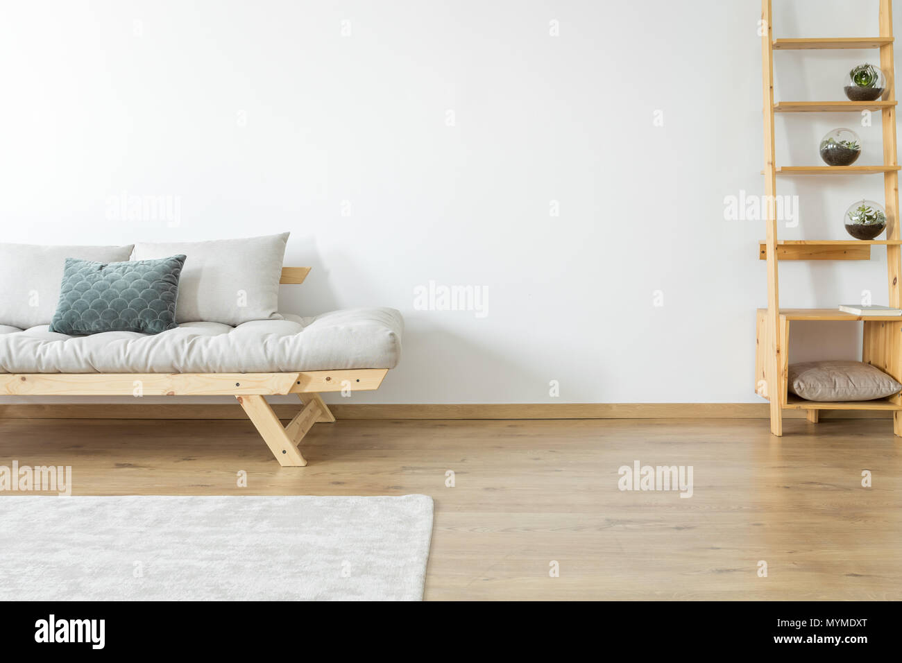 Copie El Espacio De Pared Blanca Y Alfombras De Color Beige Salon