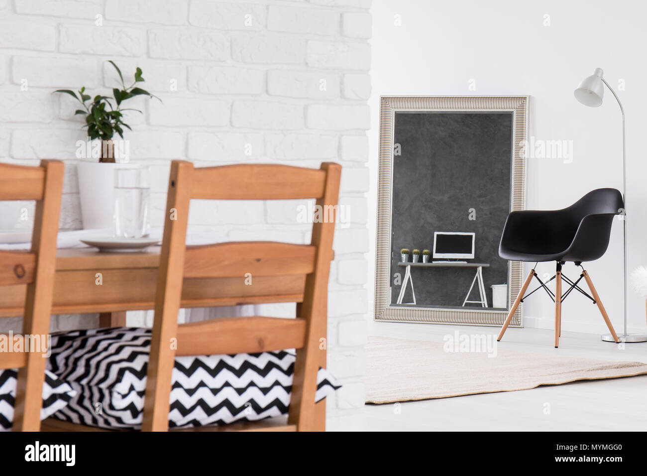 Moda espacioso estudio multifuncional diseñado para concentrar y trabajar Foto de stock
