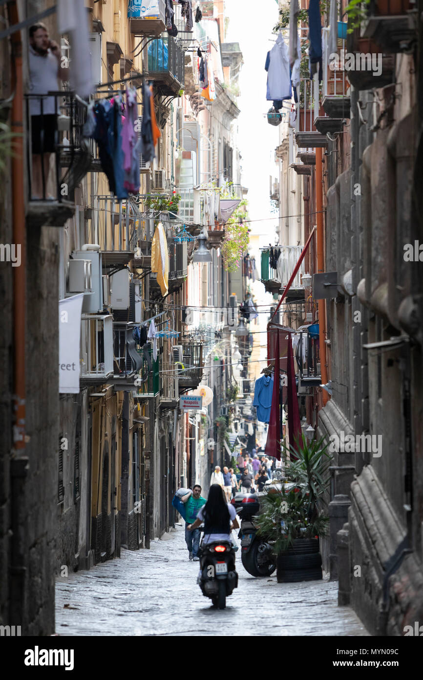 A través de la calle estrecha de Atri, en el centro histórico de Nápoles, Campania, Italia, Europa Foto de stock