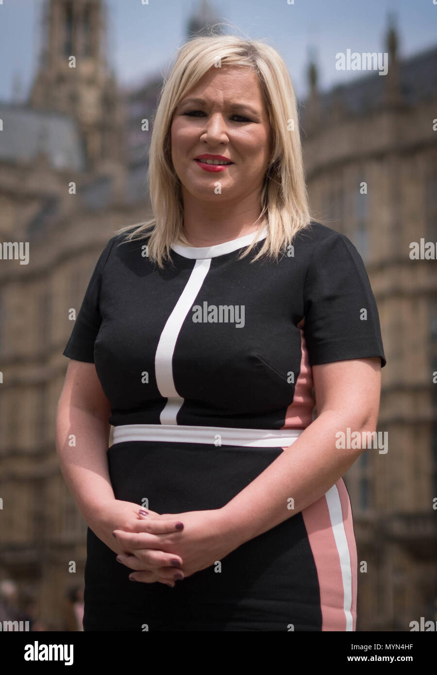 El líder del Sinn Fein Michelle O'Neill en Westminster, Londres, después de que el Tribunal Supremo resolvió que la Comisión de Derechos Humanos de Irlanda del Norte no estaban legitimados para llevar su desafío contra la ley del aborto. Foto de stock