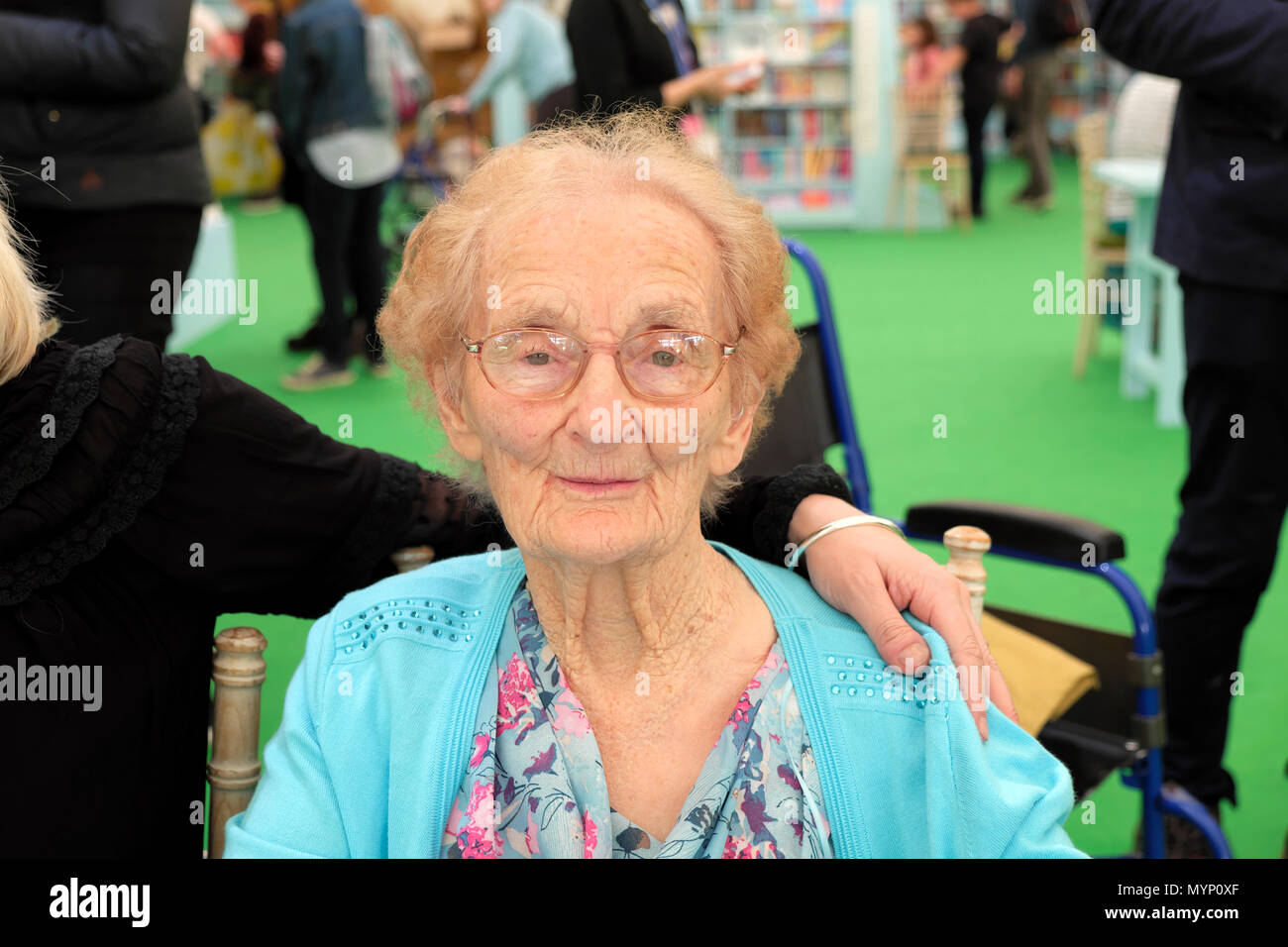 Elena centenaria galés Jones de Brecon destacados en Tessa Dunlop libro "El Siglo de las niñas en el Festival del heno bookstore Gales UK KATHY DEWITT Foto de stock
