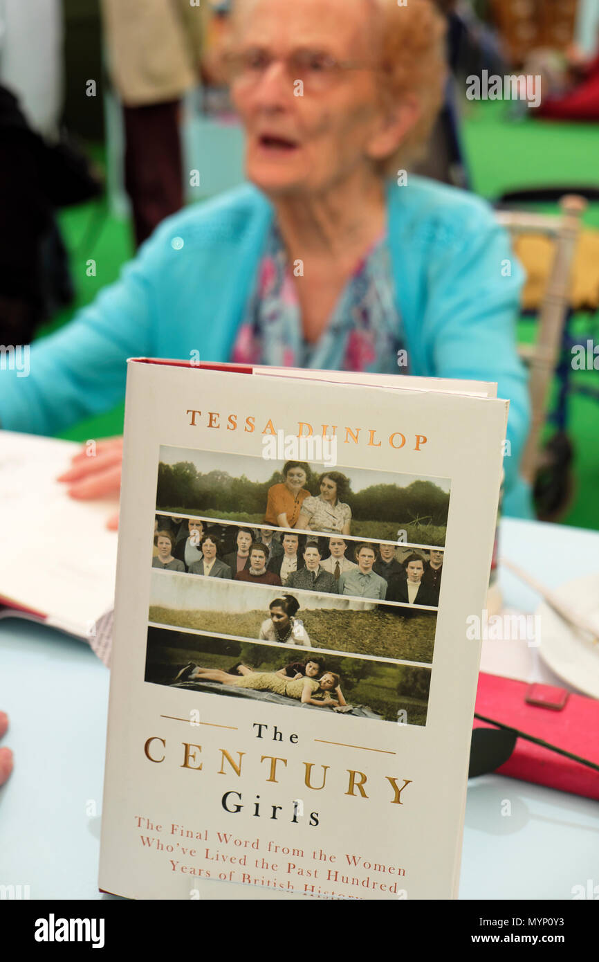 Autor británico Tessa Dunlop portada del libro "El Siglo de las niñas y el galés centenario Elena Martín en el Festival del heno librería Gales UK KATHY DEWITT Foto de stock